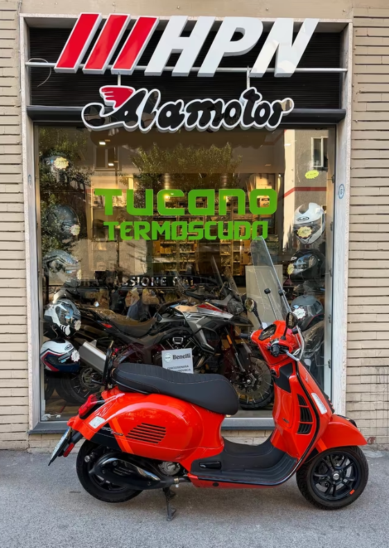 Vespa GTS 300 hpe SUPER SPORT - immagine 3